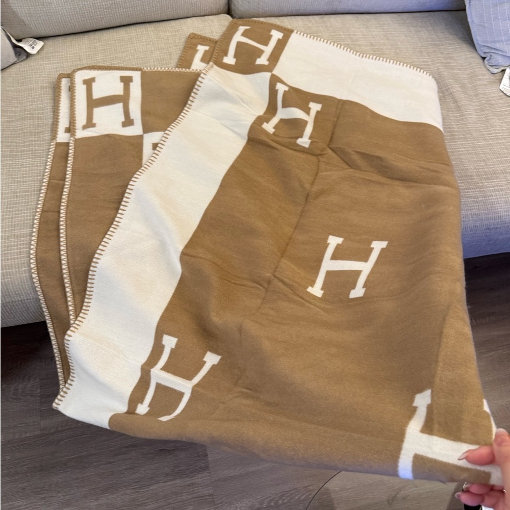 ❗️No Brand Avalon throw blanket !❗️ - Picture 2 of 6